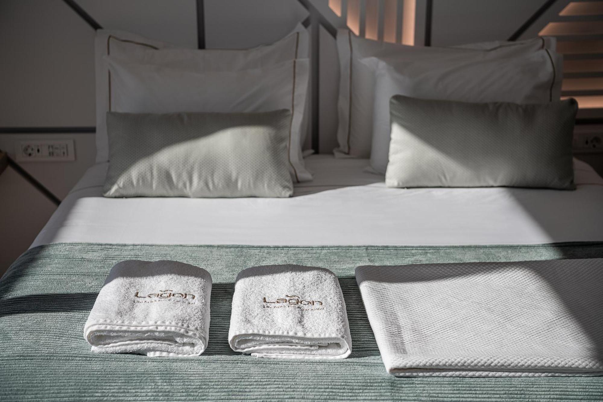 Lagon Life Spirit Boutique Hotel - Adults Only Chania  ห้อง รูปภาพ A bed with towels